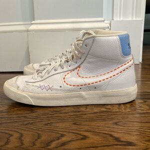 Lightly Worn NIKE Women’s Blazer Mid ‘77 ‘White/Orange-Teal Size US WOMENS 9